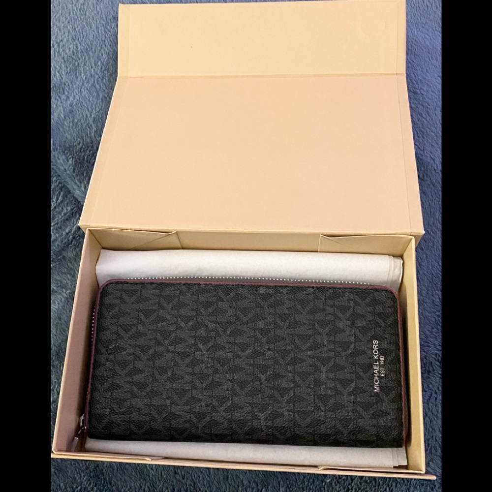 Michael Kors Wallet, Zip Around, TECH FRIENDLY,NEW - Picture 8 of 16